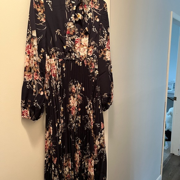 Long sleeved modest dress - Picture 3 of 4